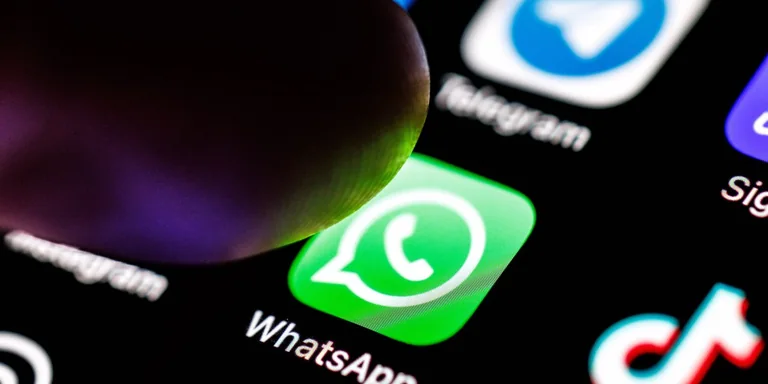 WhatsApp 现可根据对话内容起草 AI 生成的回复