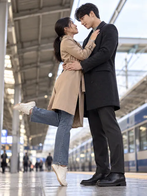 踮脚・单脚向后抬起（仰视）真人参考照片