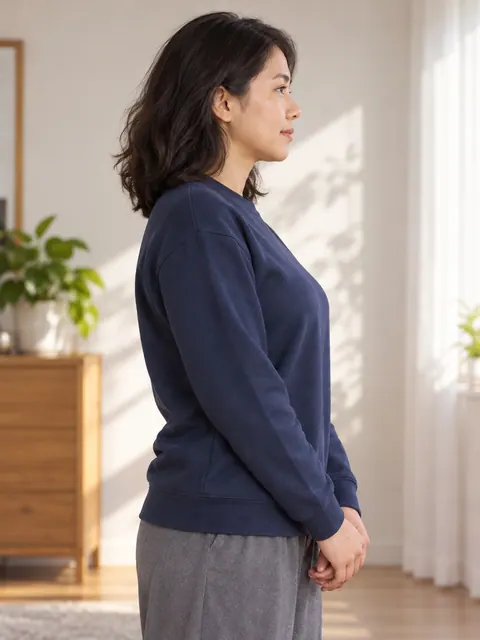 耸肩・双手下方交叠（侧面）真人参考照片